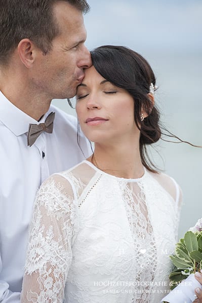 Natürliche Hochzeitsfotografie Wohlfühlatmosphäre hochzeitsfotos am Meer Ostsee Heiraten 